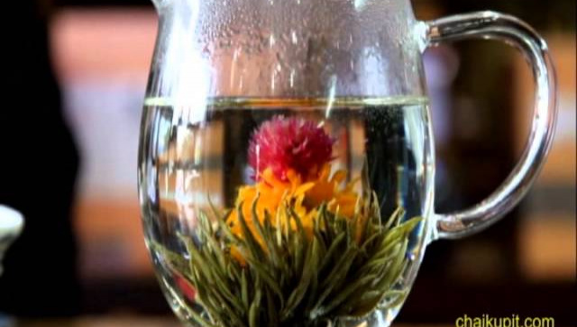 Связанный чай цветок - очень красиво!
