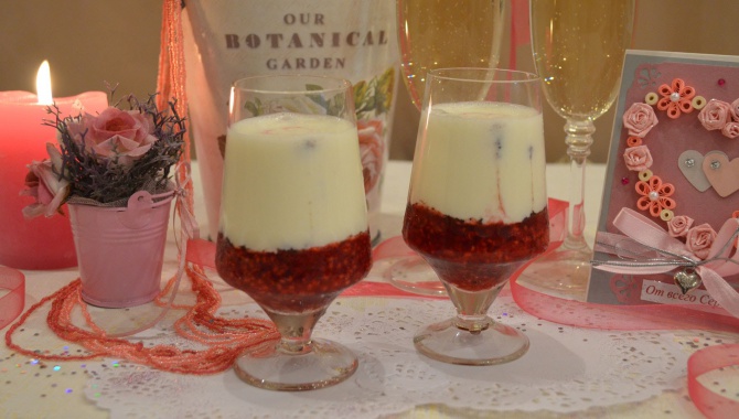 Малиновый десерт со сливочным кремом