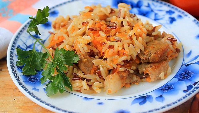 Рис с мясом в горшочках