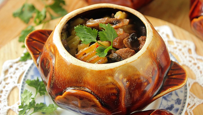 Мясо в горшочке с картошкой в духовке