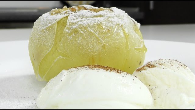 Антоновка запеченная с сахаром и корицей