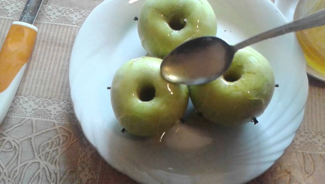 Яблоки запечённые с мёдом и корицей
