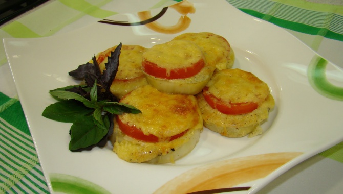 Запеченные баклажаны с сыром и помидорами
