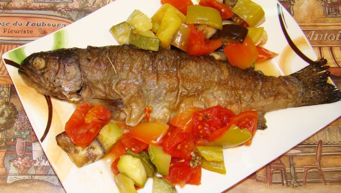Форель с овощами