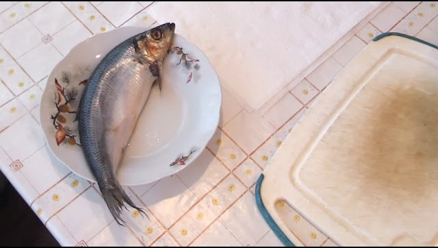 Как избавить посуду и кухонную утварь от запаха рыбы