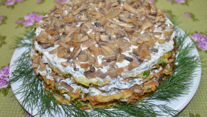 Закусочный тортик из кабачков с грибами