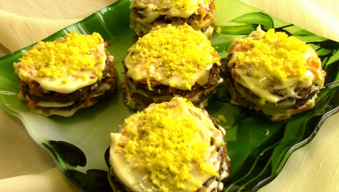 Печеночный торт с луком и морковью.