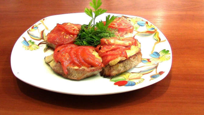 Запеченное мясо с помидорами и сыром