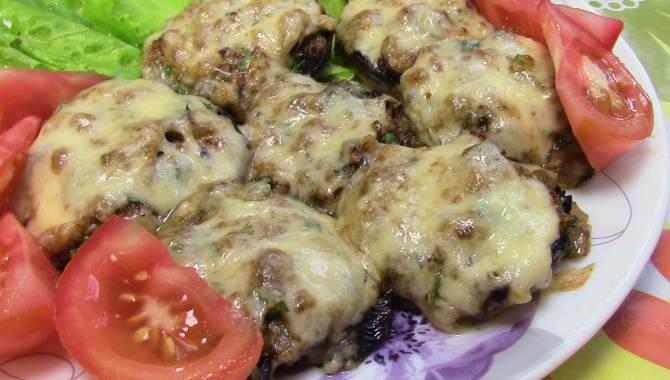 Фаршированные шампиньоны сыром , запеченные в духовке