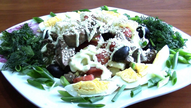 Салат из куриной печени с помидорами