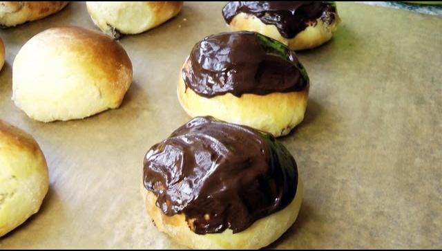 Сдобные булочки с изюмом