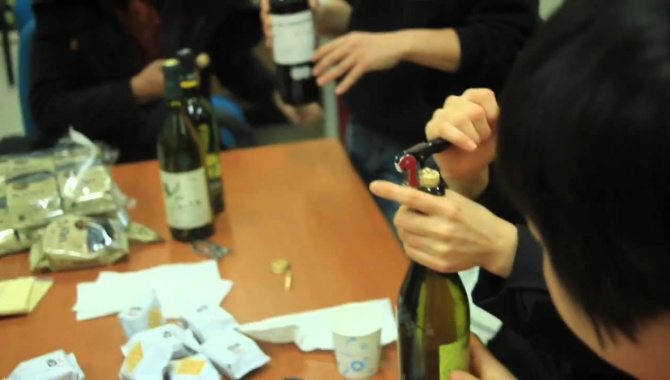 Японцы открывают бутылку вина