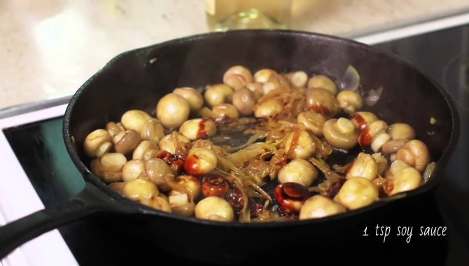 Тушеные грибы с карамелизированным луком. Рецепт домашней кухни
