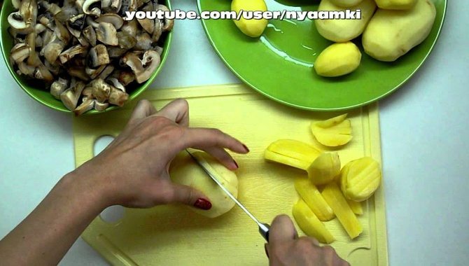 Картофель жаренный с грибами - видео рецепт
