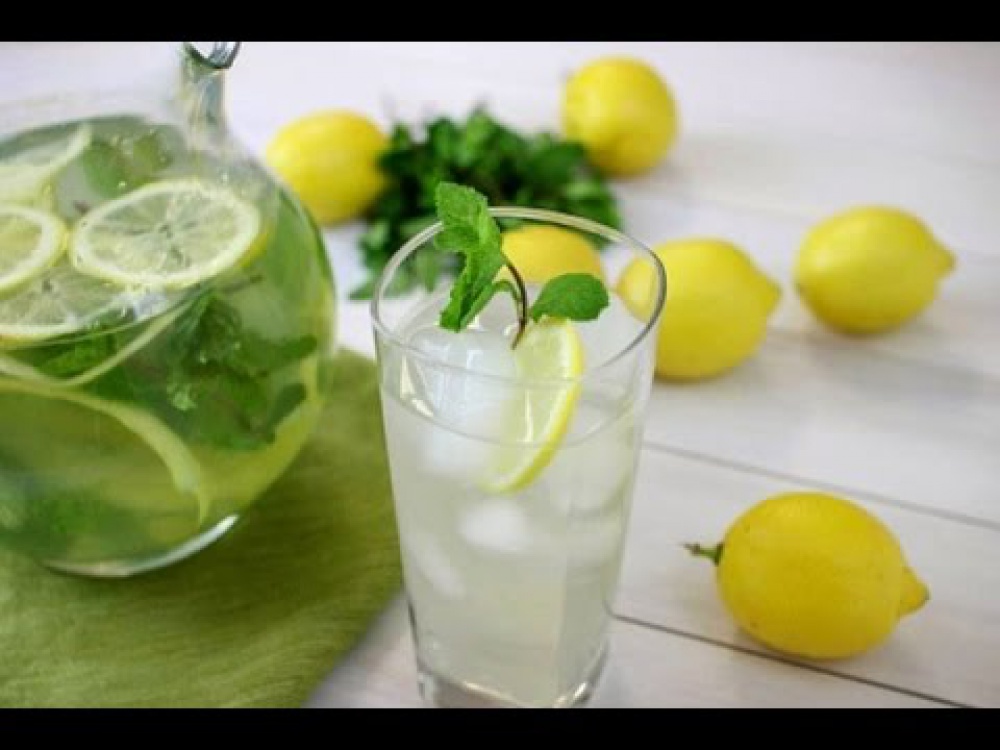 Домашний лимонад рецепт мята. Домашний лимонад с мятой. Вода с лимоном. Лимонад из лимона. Освежающий напиток из лимона и мяты.