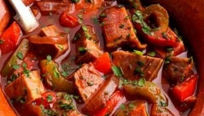 Гуляш из говядины с овощами - видео рецепт