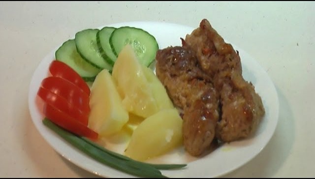 Мясные колбаски с начинкой из лисичек - видео рецепт