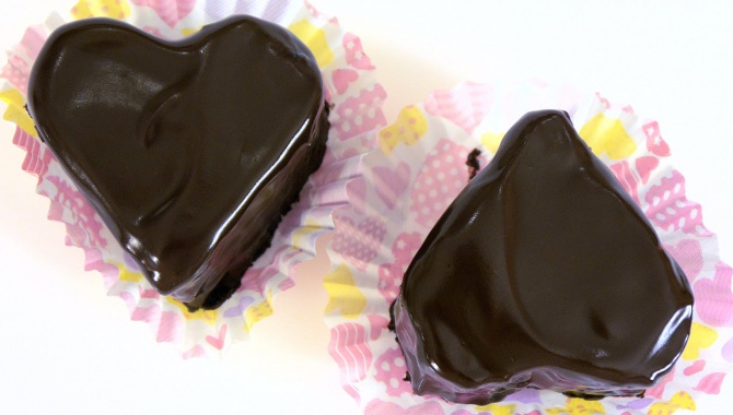 Шоколадные пирожные в виде сердца - Видео-рецепт