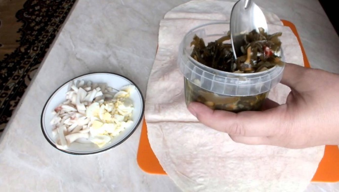Рулет из лаваша с кальмаром и морской капустой - видео рецепт