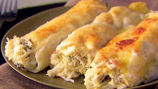 Каннеллони - трубочки из теста, фаршированные мясом и запечённые под соусом бешамель с сыром пармезаном.