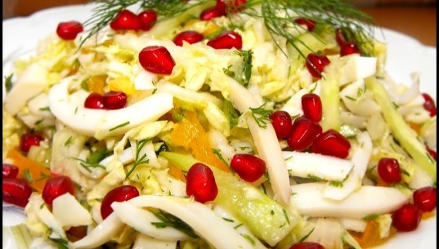 Салат с пекинской капустой и кальмарами - видео рецепт