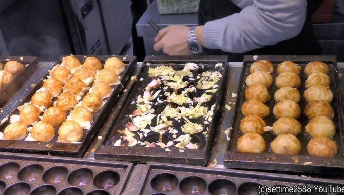 Гонконгская уличная еда. Из Японии Такояки-осьминог закуска, приготовленная в Монг Кок