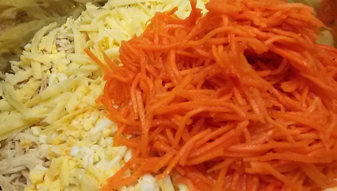 Вкусный салат с корейской морковкой, курицей и сыром - видео рецепт