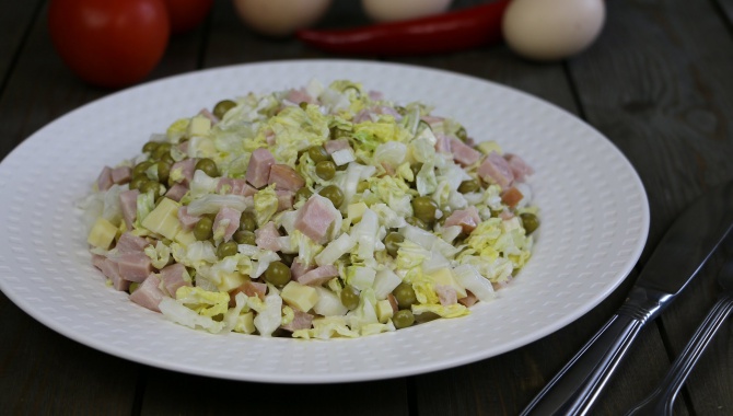 Простой салат с капустой и ветчиной - Видео-рецепт
