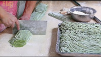 Как готовят шпинатную лапшу. Удивительная китайская кухня (Видео)