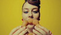 Японская Реклама - Пончики с карри Mister Donut