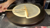 Японская Уличная Еда - Приготовление крепов с клубникой (Видео)