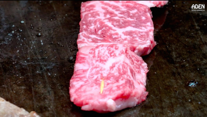 Уличная еда в Японии - Шашлык из говядины Кобе (Видео)