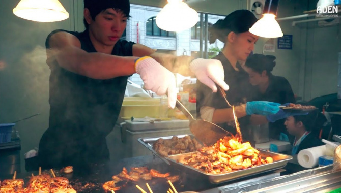 Уличная еда в Японии: фестиваль продуктов питания в Саппоро (Видео)