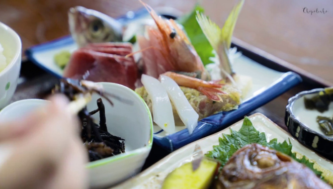 Обед на берегу тихого океана. Японская еда (Видео)