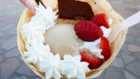 Японская уличная еда - крепы с мороженым (Видео)