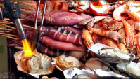 Японская уличная еда: устрицы, говядина Вагю, омары и гребешки (Видео)