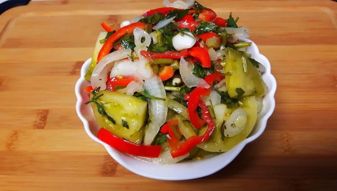 Салат из зеленых помидор - Видео-рецепт