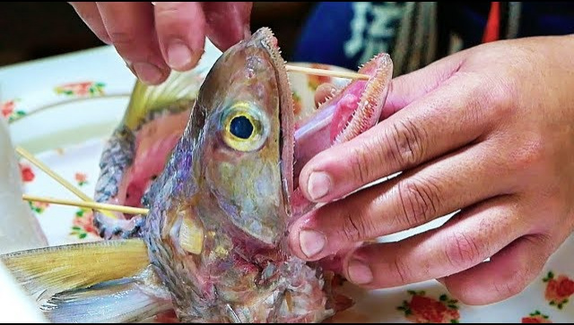 Японская уличная еда - приготовление еды из рыбы змееголова (Видео)