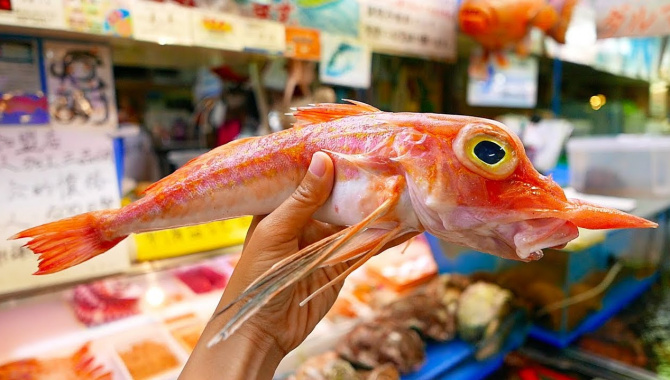 Уличная еда в Японии - Оранжевая летучая рыба (Видео)