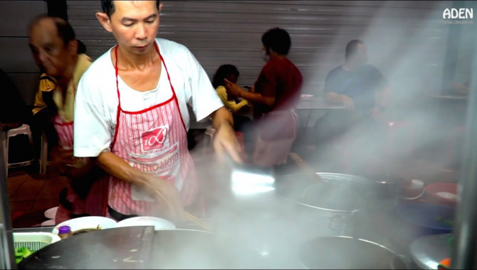 Уличная еда в Пинанге (Малайзия) - жареная лапша с яйцом и креветками, омлет с устрицами и другая еда