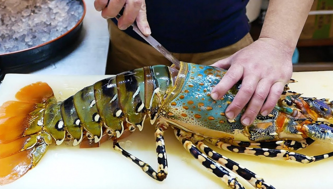Уличная еда в Японии - Гигантский радужный омар сашими (Видео)