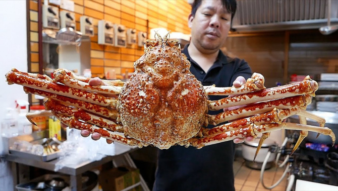 Японская уличная еда - Гигантский краб-паук (Видео)