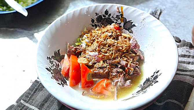Уличная еда в Индонезии - Приготовление супа из говядины - Сото Бетави (Видео)