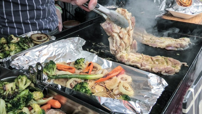 Уличная еда в Лондоне - Мясо барбекю, Корейский Бургер с Кимчи (Видео)