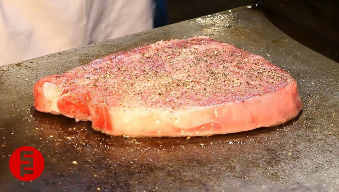 Уличная еда в Осака - Приготовление Говядины Кобе (Видео)