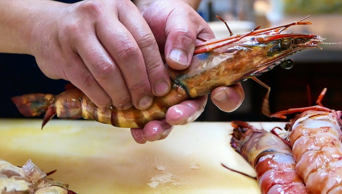 Уличная еда в Японии - Огромные Тигровые креветки. Приготовление Эби Чили (Видео)