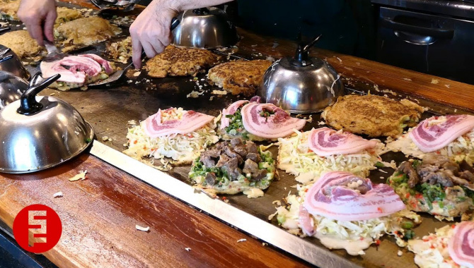 Уличная Еда в Японии - Приготовление Окономияки (Видео)
