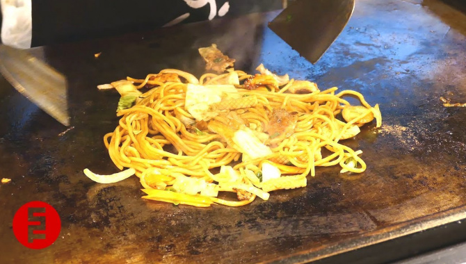Уличная еда в Японии - Приготовление Якисоба (Видео)
