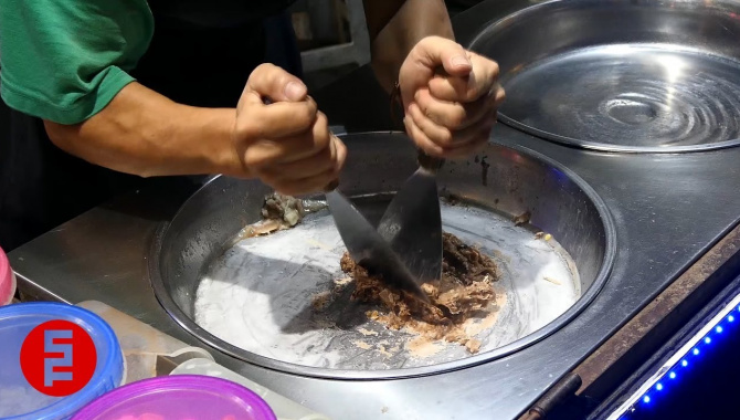 Уличная еда в Малайзии - Приготовление мороженого (Видео)