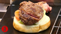 Уличная еда в Японии - Гамбургер со стейком из говядины Кобе за 48$ (Видео)